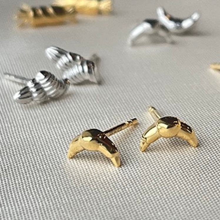 Frederikke Wærens x Sistie - Croissant ear studs Gilded